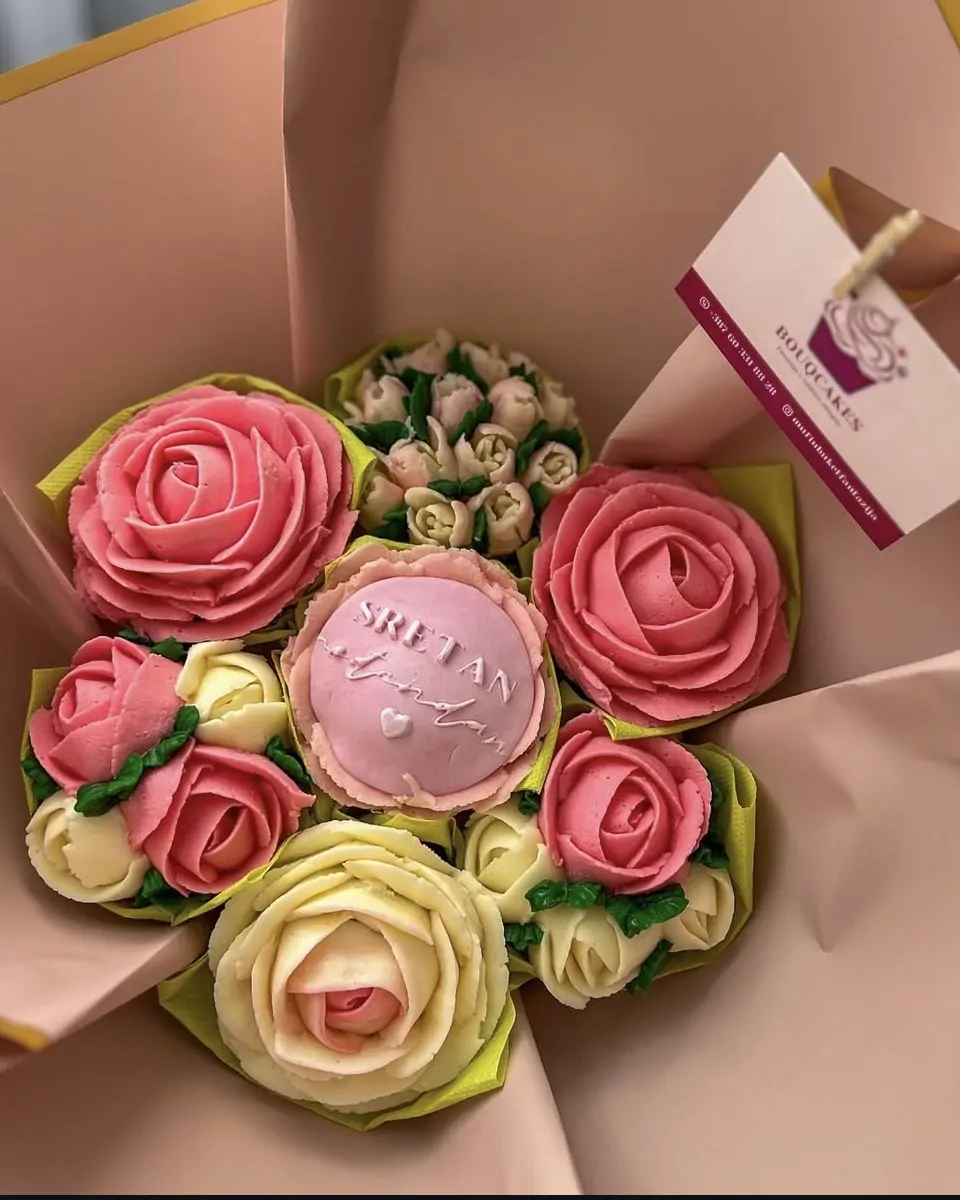 Buket od 7 mafina s rođendanskim natpisom u roze i krem tonovima