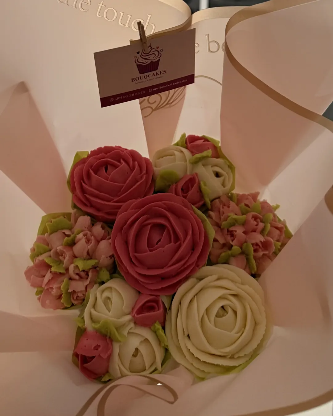 Buket od 7 mafina u roze omotu sa zlatnim rubom i karticom