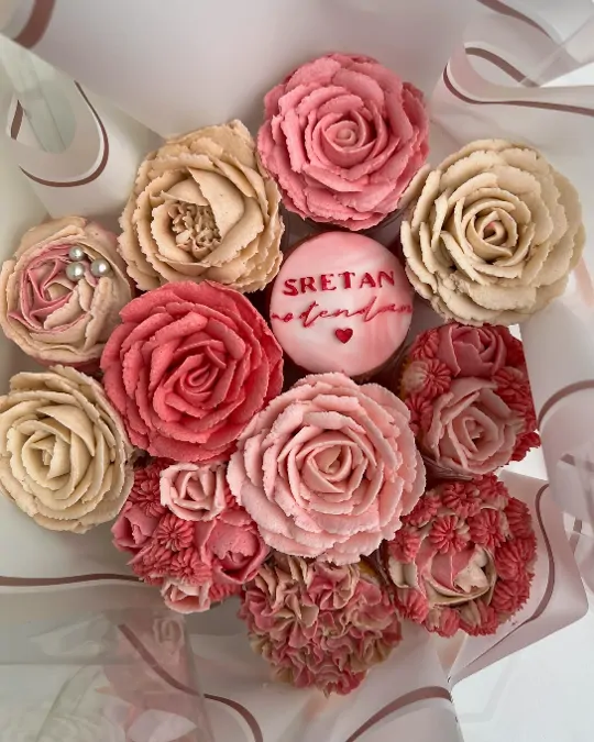 Buket pastelnih mafina s rođendanskim natpisom