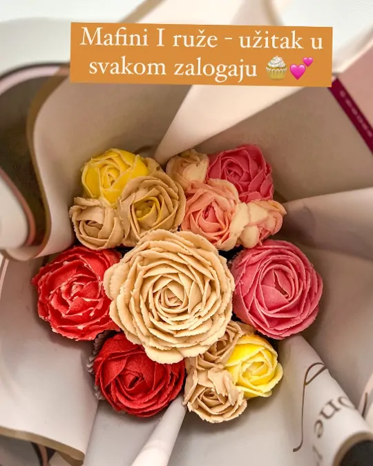 Buket mafina s natpisom: Mafini i ruže, užitak u svakom zalogaju